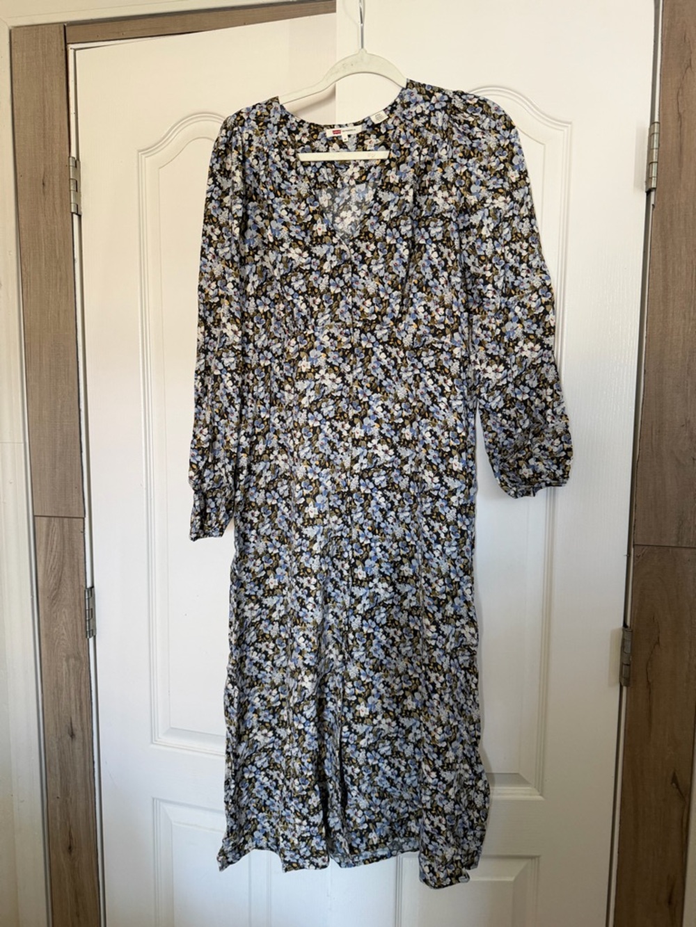 Levi's Blue and Black Floral V-Neck Midi Dress - Picture 2 of 4